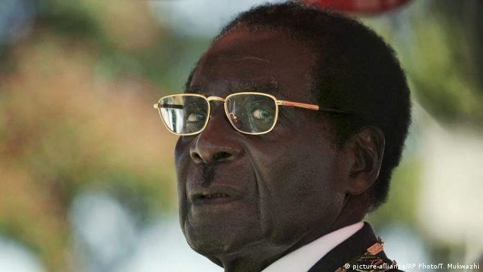 Simbabwe Robert Mugabe 2008, Präsident (picture-alliance/AP Photo/T. Mukwazhi)