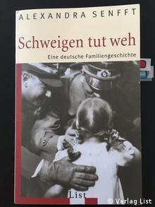 Αλεξάνδρα Σενφτ: «Η σιωπή πονάει», Βερολίνο 2007. Στο εξώφυλλο εικονίζεται ο Χίτλερ με τον παππού της Χανς Λούντιν και τη μητέρα της Έρικα 