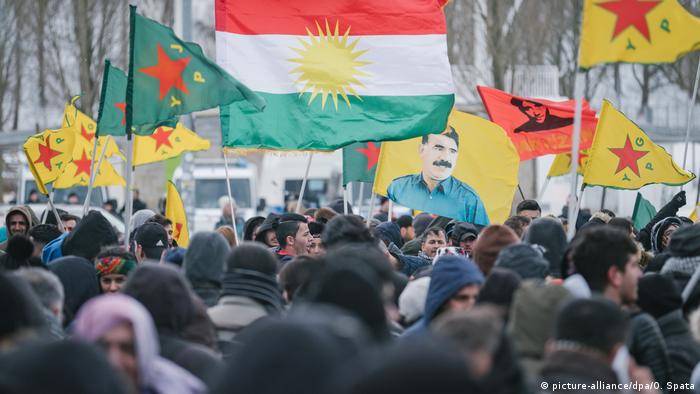 Deutschland Tausende Kurden demonstrieren in Hannover gegen die Türkei (picture-alliance/dpa/O. Spata)