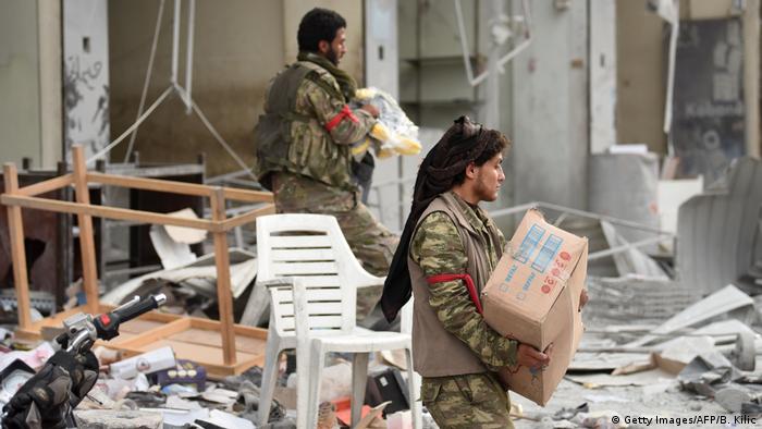 TSK destekli ÖSO mensupları Afrin'de ev ve dükkanları yağmalarken görüntülendi.