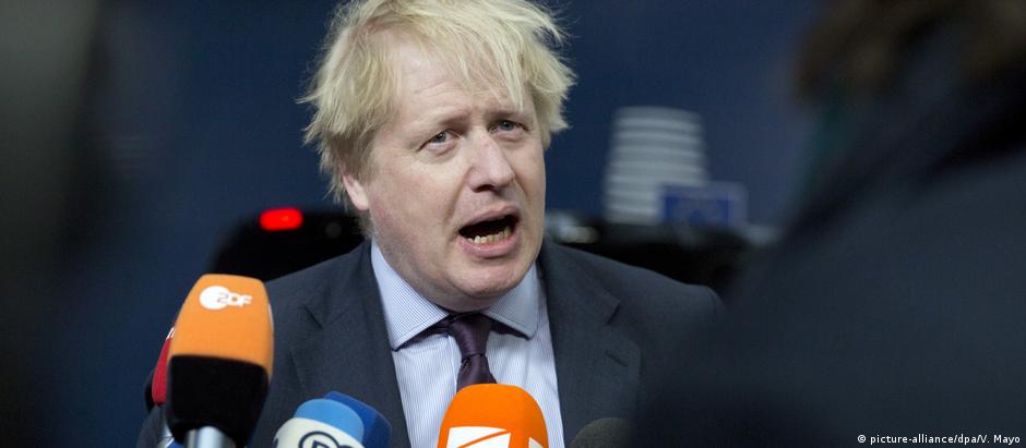 Ministro britânico do Exterior, Boris Johnson: "Rússia esconde a agulha da verdade num palheiro de mentiras e confusão"