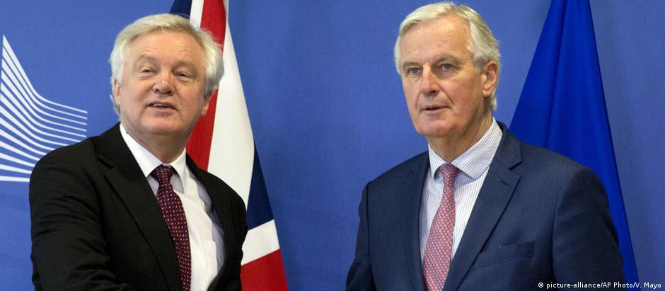 Ministro britânico para o Brexit, David Davis, e negociador-chefe da UE, Michel Barnier