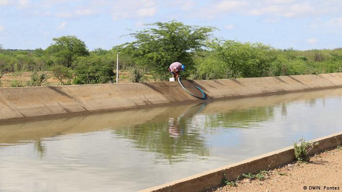 Morador do sertão pernambucano pega água de canal de transposição do rio São Francisco