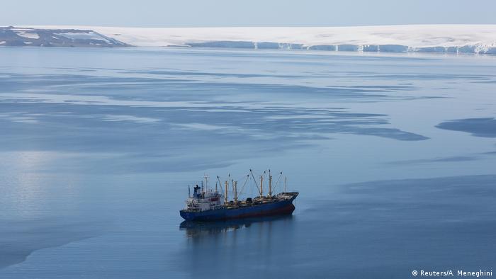 Navio pesqueiro na Antártida, onde restam algumas das poucas regiões intocadas (Reuters/A. Meneghini)