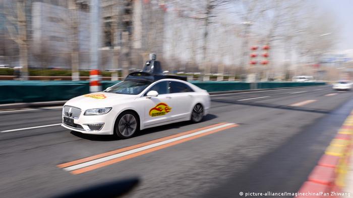 China Peking gibt Baidu grünes Licht für Tests mit selbstfahrenden Autos (picture-alliance/Imaginechina/Pan Zhiwang)