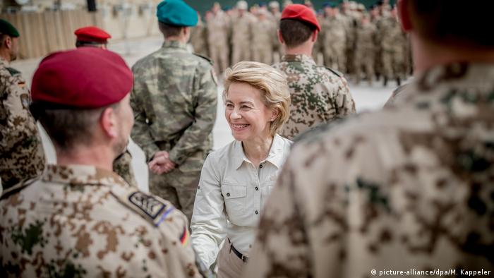 Savunma Bakanı von der Leyen Afganistan'da Alman askerlerini ziyareti sırasında.