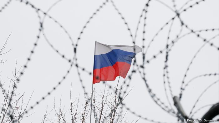 Russische Flagge hinter Stacheldraht (Reuters/G. Garanich)