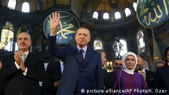 Ο πρόεδρος Ερντογάν μετά της συζύγου του Εμινέ στην Αγία Σοφία (31.3.18)