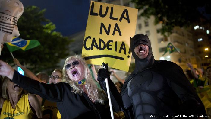 Manifestantes pedem prisão de Lula