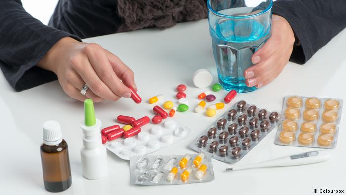 Упаковки лекарственных препаратов на столе