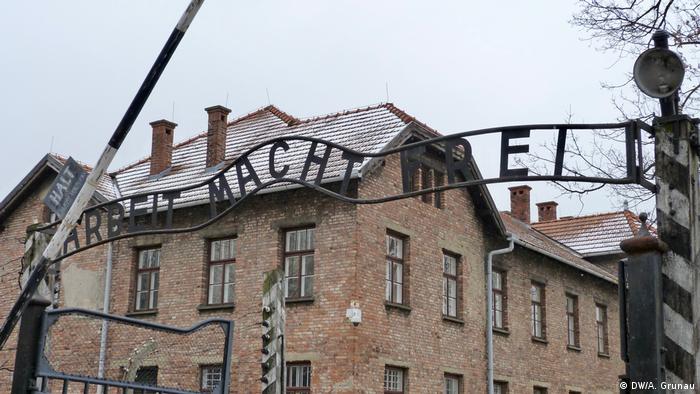 Arbeit macht frei sign at Auschwitz (DW/A. Grunau)