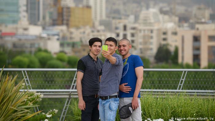 Iraner machen Selfie (picture-alliance/dpa/A. Ug)