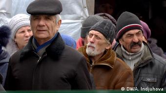 Мужчины на паспортном контроле на КПП в Донецкой области 