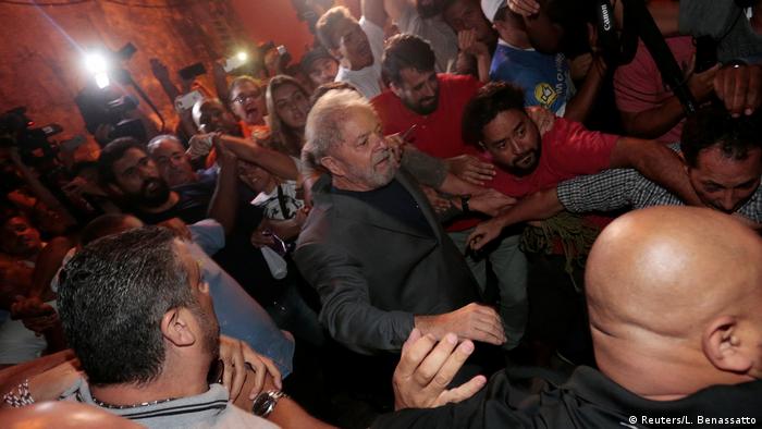 Multidão de apoiadores carrega Lula