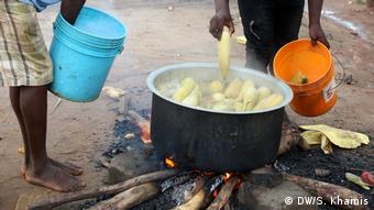 Hawkers of boiled maize in Tanzania at work (DW/S. Khamis)