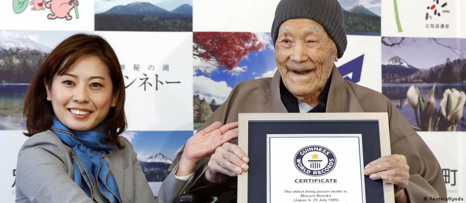Masazo Nonaka recebe o certificado de homem mais velho do mundo