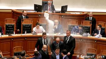Επίθεση με... αλεύρι είχε δεχθεί ο αλβανός πρωθυπουργός μέσα στη βουλή τον Απρίλιο του 2018.