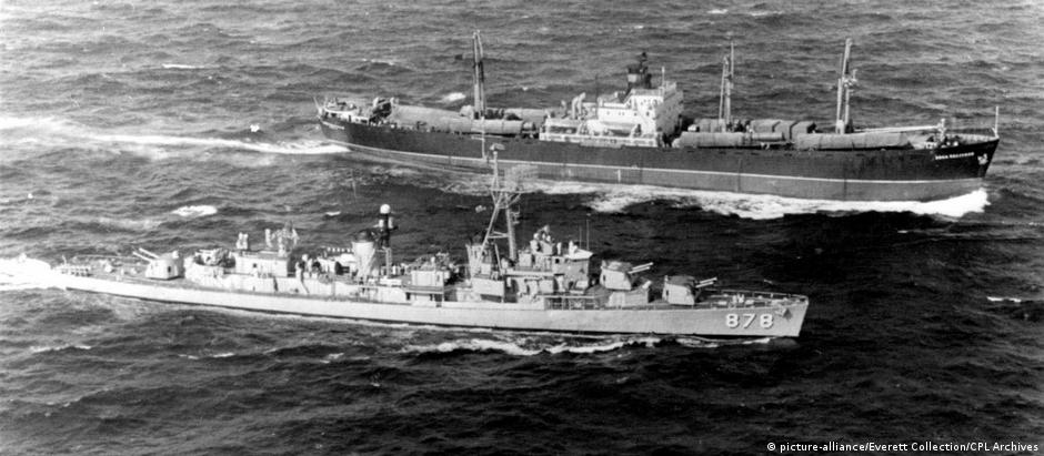 Navio americano inspeciona cargueiro soviético na costa de Cuba, durante crise dos mísseis