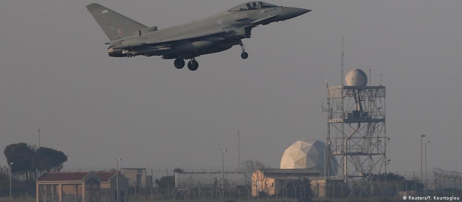 Jato francês decola para participar do bombardeio na Síria