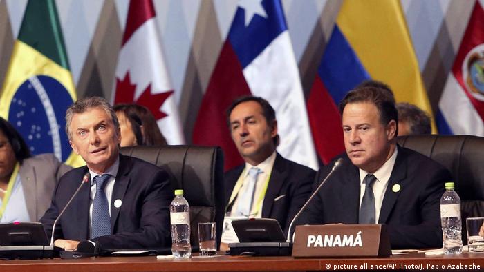 Il presidente dell'Argentina Mauricio Macri (sinistra) e il presidente panamense Juan Carlos Varela (destra) a Lima, Perù. Credits to: Azabache/AP.