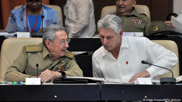 Kuba Raúl Castro und Miguel Díaz-Canel (Getty Images/AFP/J. Beltran)