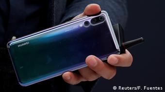 Huawei P20 smartphone (Reuters/F. Fuentes)