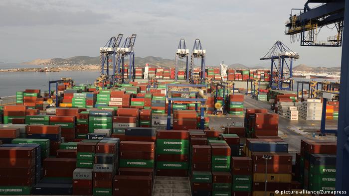 Container port in Piraeus, Greece (picture-alliance/Zumapress)