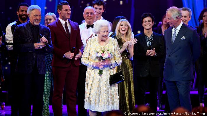 Queen Elizabeth II and the Prince of Wales with Sir Tom Jones (left), Kylie Minogue (centre right) and other performers on stage at the Royal Albert Hall in London during a star-studded concert to celebrate the Queen's 92nd birthday. (picture-alliance/empics/Andrew Parsons/Sunday Times)