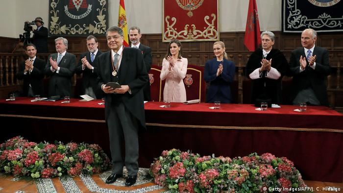 Spanien Madrid - Sergio Ramirez mit Königin Letizia und König Felipe bei Verleihung des Literaturpreises Miguel de Cervantes (Getty Images/AFP/J. C. Hidalgo)