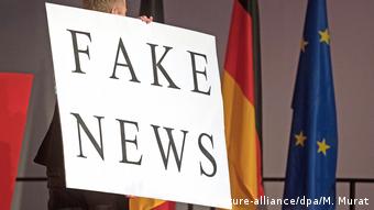 Symbolbild Europa & Fake News (picture-alliance/dpa/M. Murat)