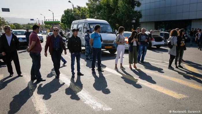 Протестующие блокируют дорогу в Ереване