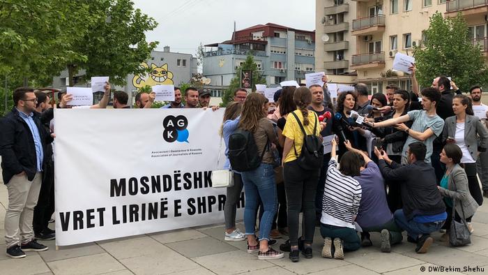 Journalistenvereinigung des Kosovo protestiert für Medienfreiheit (DW/Bekim Shehu)
