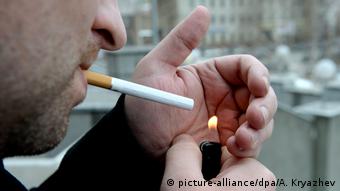 Symbolbild: Raucher / Rauchen in der Öffentlichkeit/ (picture-alliance/dpa/A. Kryazhev)