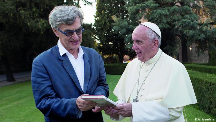  Wim Wenders and the pope (W. Wenders)