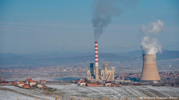 Старите ТЕЦ-ове на въглища, които все още работят в много от балканските държави, също допринасят за замърсяването на въздуха. На снимката се вижда една от тези централи – край град Обилич (Кастриоти) в Косово.