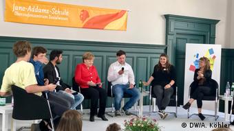 Merkel besucht Schule in Berlin (DW/A. Köhler)
