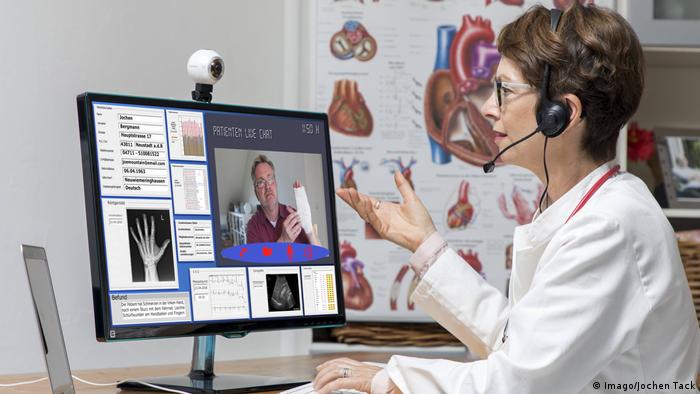 Symbolfoto zur Telemedizin Ärztin in einer Praxis kommuniziert mit dem Patienten über eine Webcam (Imago/Jochen Tack)