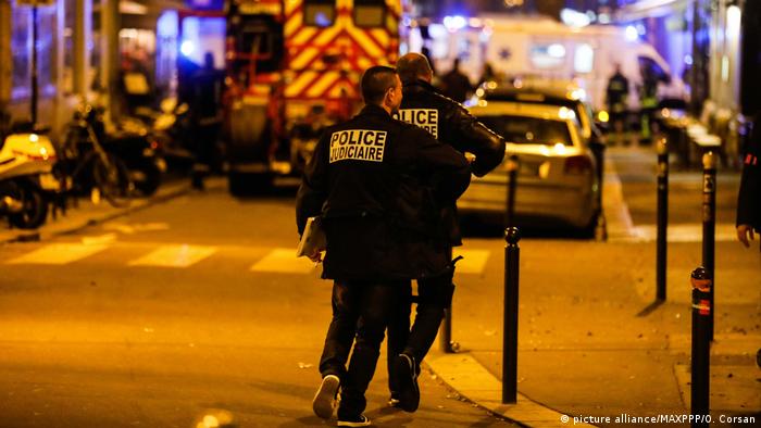 Police officers enter the scene of a deadly knife attack in Paris, France (picture alliance/MAXPPP/O. Corsan)