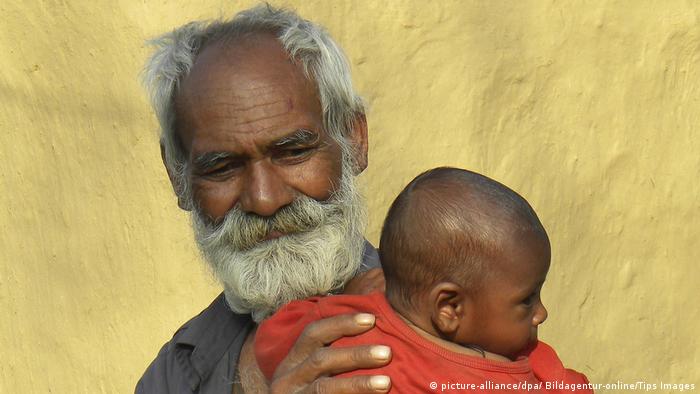 Indien Vater mit Sohn (picture-alliance/dpa/ Bildagentur-online/Tips Images)