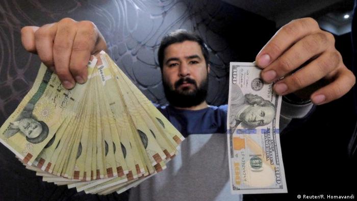 Iran Dollar- und Rial-Banknoten in einer Wechselstube in Teheran