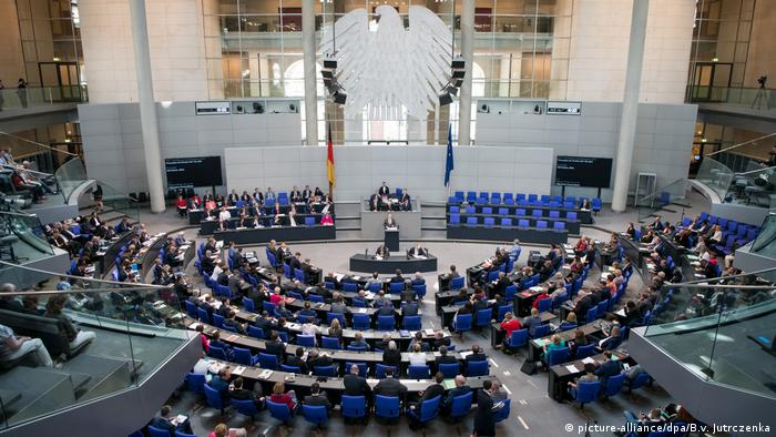 A debate in the German Bundestag - archive image (picture-alliance / dpa / Bv Jutrczenka)