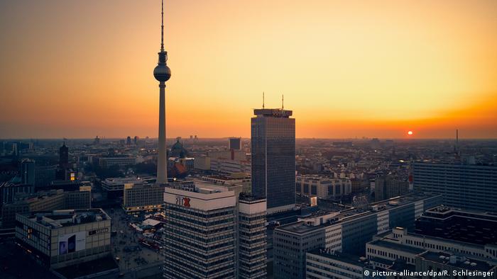 Berlin TV Tower Berlin and the Alexanderplatz, Germany (picture-alliance/dpa/R. Schlesinger)