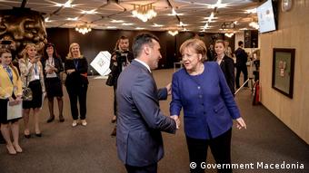 Der mazedonische Ministerpräsident Zoran Zaev mit der deutschen Kanzlerin Angela Merkel in Sofia (Government Macedonia)