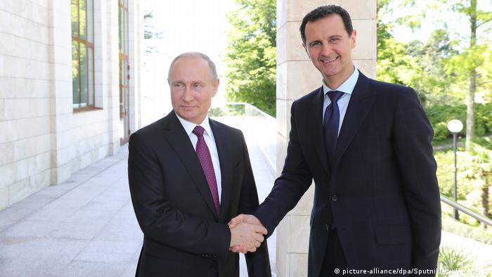 Russian President Vladimir Putin and Syrian Presiden Bashar Assad shake hands in Sochi in 2018 (picture-alliance/dpa/Sputnik/M. Klimentyev)