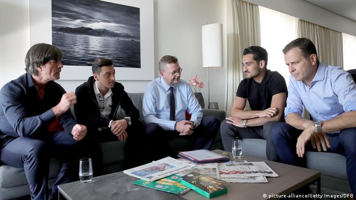 Reinhard Grindel ve DFB yöneticileri Erdoğan ile çektirdikleri fotoğraf sonrasında Özil ve Gündoğan ile bir araya gelmişti 