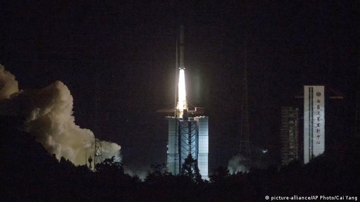 China startet Satelliten für Landung auf Rückseite des Mondes (picture-alliance/AP Photo/Cai Yang)