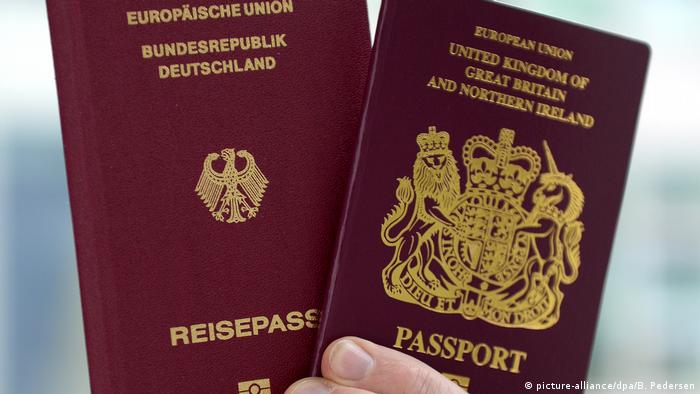 A German and a British passport (picture-alliance/dpa/B. Pedersen)
