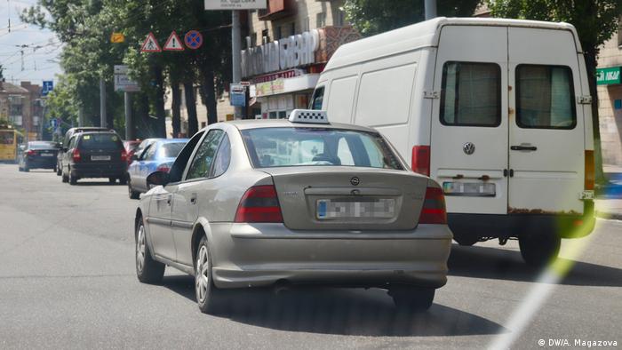Робота в службі таксі оплачується краще, ніж чиновницька, каже Андрій Бондарчук (DW/A. Magazova)