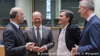 Belgien EU Eurogroup - Bruno Lemaire, Olaf Scholz, Euclid Tsakalotos und Pierre Moscovici (picture-alliance/AP Photo/G. V. Wijngaert)