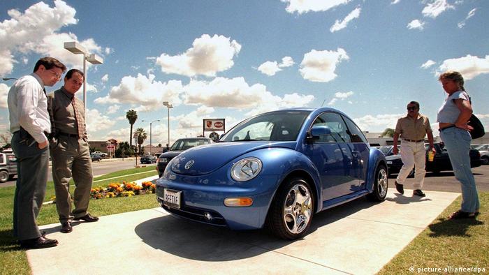 People admire a Beetle (picture-alliance/dpa)